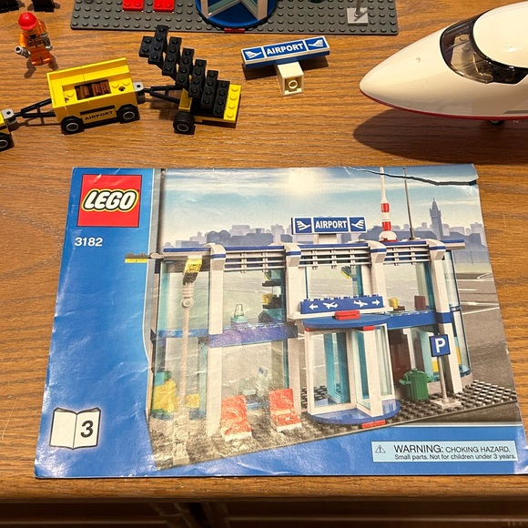 LEGO City Airport Terminal and Passenger Plane Set 3182 Retired - Picture 16 of 16